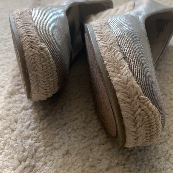 Jones Studio Gold Espdrilles Size 7 Gently Used - Picture 7 of 8